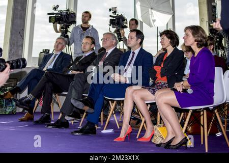 Proximus Président du Conseil d'Administration Stefaan de Clerck, Vice-Premier Ministre et Ministre de la coopération au développement, Agenda numérique, Services des télécommunications et des postes Alexander de Croo, Directeur financier de Proximus Sandrine Dufour et Directeur général de Proximus Dominique Leroy photographiés lors d'une conférence de presse de Proximus, plus grande société de télécommunications en Belgique, Annoncer une nouvelle stratégie, le vendredi 16 décembre 2016 à Bruxelles. BELGA PHOTO HATIM KAGHAT Banque D'Images
