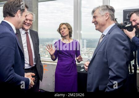 Vice-Premier ministre et ministre de la coopération au développement, de l'Agenda numérique, des télécommunications et des services postaux Alexander de Croo, Proximus Président du conseil d'administration Stefaan de Clerck et Dominique Leroy, PDG de Proximus, photographiés lors d'une conférence de presse de Proximus, la plus grande société de télécommunications en Belgique, pour annoncer une nouvelle stratégie, Le vendredi 16 décembre 2016 à Bruxelles. BELGA PHOTO HATIM KAGHAT Banque D'Images