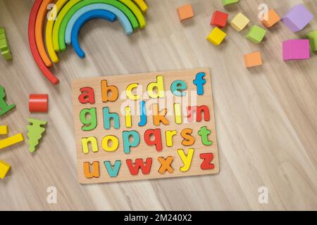 Panneau en bois à alphabet avec lettres de police de couleur dans les cellules closeup isolé Banque D'Images