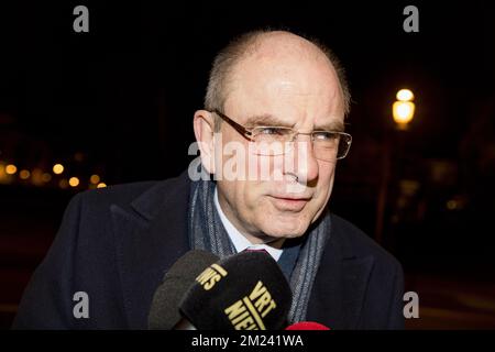Le ministre de la Justice, Koen Geens, s'entretient avec la presse lorsqu'il arrive pour une réunion du conseil de sécurité à Bruxelles, le mercredi 21 décembre 2016. BELGA PHOTO JASPER JACOBS Banque D'Images