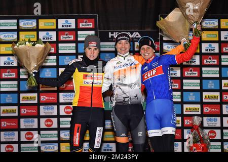 Belge Sanne cant, Dutch Marianne vos et Tchèque Katerina Nash célèbrent sur le podium après la 6th étape (sur 8) de la compétition cycliste Superprestige, dans la catégorie femmes, à Diegem, le vendredi 23 décembre 2016. BELGA PHOTO DAVID STOCKMAN Banque D'Images