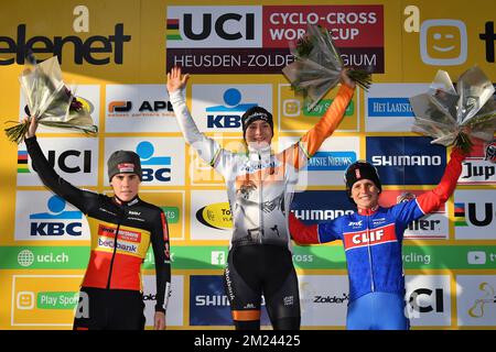 Belge Sanne cant, Dutch Marianne vos et Tchèque Katerina Nash célèbrent sur le podium après la sixième étape de la coupe du monde de cyclocross, lundi 26 décembre 2016 à Heusden-Zolder, Belgique. BELGA PHOTO DAVID STOCKMAN Banque D'Images