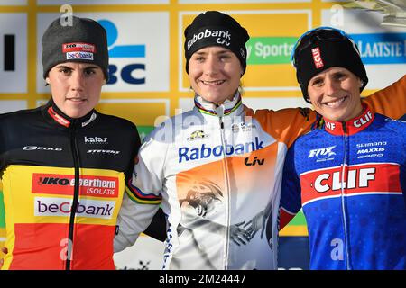 Belge Sanne cant, Dutch Marianne vos et Tchèque Katerina Nash célèbrent sur le podium après la sixième étape de la coupe du monde de cyclocross, lundi 26 décembre 2016 à Heusden-Zolder, Belgique. BELGA PHOTO DAVID STOCKMAN Banque D'Images