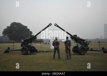 Kolkata, Bengale occidental, Inde. 13th décembre 2022. Les soldats indiens sont debout devant une arme qui est exposée pour les gens avant la célébration de ''Vijay Diwas'', une cérémonie pour célébrer la libération du Bangladesh par les forces armées indiennes sur 16 décembre en 1971, à Kolkata. (Credit image: © Sudipta Das/Pacific Press via ZUMA Press Wire) Banque D'Images