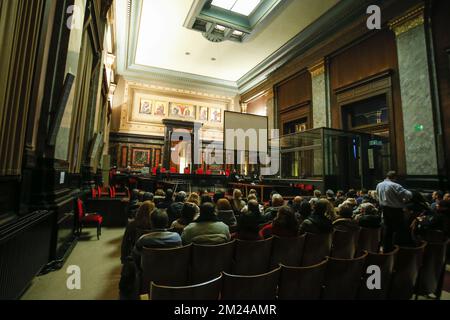 L'illustration montre la salle d'audience pendant la composition du jury avant le début du procès assodé de Yannick Mbombo (24) devant le tribunal assogé de la capitale de Bruxelles pour le meurtre d'un travailleur de nuit, Toor Lakhveer Singh (23) en septembre 2014 à Haren, lundi 09 janvier 2017, à Bruxelles. BELGA PHOTO THIERRY ROGE Banque D'Images