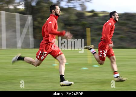 Milos Kosanovic de Standard et Konstantinos Laifis de Standard photographiés lors de la troisième journée du camp d'entraînement d'hiver de l'équipe belge de football de première division Standard de Liège, à Marbella, Espagne, le mardi 10 janvier 2017. BELGA PHOTO YORICK JANSENS Banque D'Images