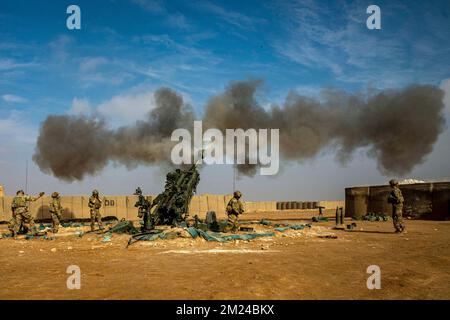 4 décembre 2022 - site du Centre de soutien à la mission Cona, Syrie - États-Unis Des soldats de l'armée, affectés à Charlie Battery, 1st Bataillon, 134th Régiment d'artillerie de campagne, 37th équipe de combat de la Brigade d'infanterie, Garde nationale de l'Armée de l'Ohio, appuyant la Force opérationnelle interarmées combinée - opération Resolve inhérente, ont déclenché un Howitzer M777 lors d'un exercice de répétition opérationnelle au site de soutien de la mission Conoco, Syrie, décembre. 4, 2022. Les forces de la coalition ont mené un exercice opérationnel en utilisant M777 Howitzer en Syrie pour valider les systèmes d'armes et maintenir la compétence et la préparation des équipiers. Ces exercices assurent les coalitions conti Banque D'Images