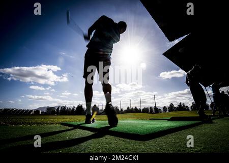 William Troost-Ekong de Gent jouant au golf pendant la septième journée du camp d'entraînement d'hiver de l'équipe belge de football de première division KAA Gent, à Oliva, Espagne, le mercredi 11 janvier 2017. BELGA PHOTO JASPER JACOBS Banque D'Images