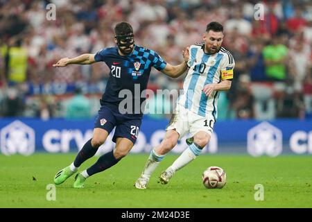 Lusail, Qatar. 13th décembre 2022. Stade Lusail DOHA, QATAR - DÉCEMBRE 13 : joueur de l'Argentine Lionel Messi contrôle le ballon sous la pression du joueur de Croatie Josko Gvardiol lors de la coupe du monde de la FIFA Qatar 2022 demi-finale match entre l'Argentine et la Croatie au stade Lusail sur 13 décembre 2022 à Lusail, Qatar. (Photo de Florencia Tan Jun/PxImages) (Florencia Tan Jun/SPP) crédit: SPP Sport Press photo. /Alamy Live News Banque D'Images