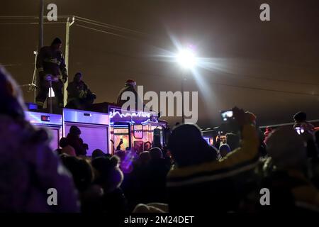 Une foule de gens et de pompiers à bord d'un camion d'incendie regardent l'arrivée du train de vacances canadien Pacifique tient un concert-bénéfice pour diverses œuvres de charité Banque D'Images