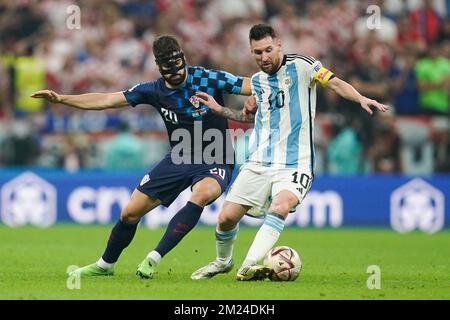 Lusail, Qatar. 13th décembre 2022. Stade Lusail DOHA, QATAR - DÉCEMBRE 13 : joueur de l'Argentine Lionel Messi contrôle le ballon sous la pression du joueur de Croatie Josko Gvardiol lors de la coupe du monde de la FIFA Qatar 2022 demi-finale match entre l'Argentine et la Croatie au stade Lusail sur 13 décembre 2022 à Lusail, Qatar. (Photo de Florencia Tan Jun/PxImages) (Florencia Tan Jun/SPP) crédit: SPP Sport Press photo. /Alamy Live News Banque D'Images