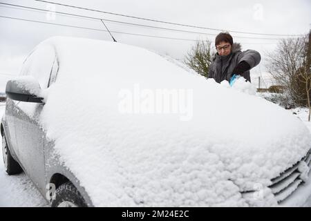 L'illustration montre une femme qui enlève la neige de sa voiture alors que les températures froides balayent la Belgique, vendredi 13 janvier 2017, à Bouillon, province de Luxembourg. BELGA PHOTO ANTHONY DEHEZ Banque D'Images