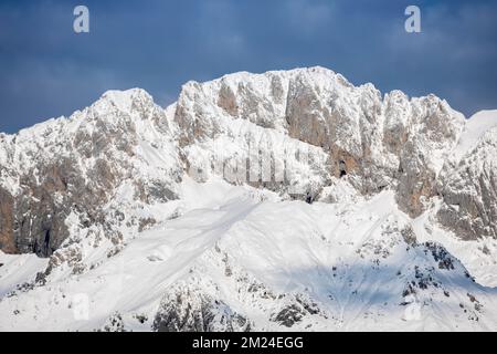 Vue sur la montagne de Presolana après une chute de neige en hiver depuis le mont Pora. Val Seriana, Castione della Presolana, Bergame district, Lombardie, Italie. Banque D'Images