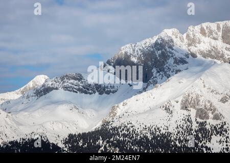 Vue sur la montagne de Presolana après une chute de neige en hiver depuis le mont Pora. Val Seriana, Castione della Presolana, Bergame district, Lombardie, Italie. Banque D'Images