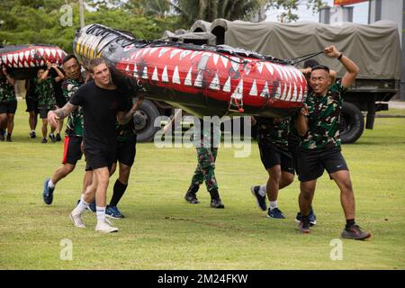 Bandar Lampung, Indonésie. 16th novembre 2022. ÉTATS-UNIS Le Cpl. Du corps maritime Jordan Buisch, centre, opérateur radio du 1st Bataillon de reconnaissance, Force de rotation marine en Asie du Sud-est (FRM-SEA), I Force expéditionnaire maritime, participe à un concours de forage de bateaux avec des marines indonésiennes avec le 7th Bataillon d'infanterie, 4th Brigade marine, pendant l'exercice Keris Marine Expeditionary 23, sur la base du bataillon d'infanterie 7th, Lampung, Indonésie, novembre. 17, 2022. Keris MAREX est un exercice bilatéral organisé par l'armée nationale indonésienne entre les Korps Marinir Republik Indonesia et les États-Unis Cor. Marine Banque D'Images