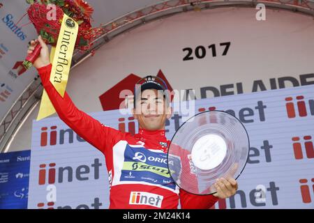 L'australien Caleb Ewan d'Orica Scott, lauréat du classement des points, célèbre sur le podium après la sixième et dernière étape de l'édition 19th de la course de vélo Tour Down Under, à 90 km d'Adélaïde à Adélaïde, le dimanche 22 janvier 2017, en Australie. BELGA PHOTO YUZURU SUNADA Banque D'Images