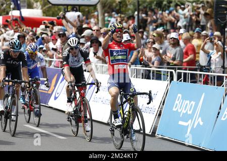 L'australien Caleb Ewan d'Orica Scott célèbre après avoir remporté la sixième et dernière étape de l'édition 19th de la course cycliste Tour Down Under, à 90 km d'Adélaïde à Adélaïde, le dimanche 22 janvier 2017, en Australie. BELGA PHOTO YUZURU SUNADA Banque D'Images