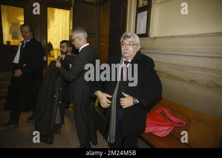 Remzi Kartal (C) et Zubeydir Aydar (R) photographiés après le cas du PKK (parti des travailleurs du Kurdistan) devant le Grand jury (Chambre des mises en accusation - Kamer van insbeschuldigingstelling) de Bruxelles, mardi 24 janvier 2017. Le procureur fédéral demande que 36 suspects et plantes soient jugés pour des activités terroristes. BELGA PHOTO NICOLAS MATERLINCK Banque D'Images