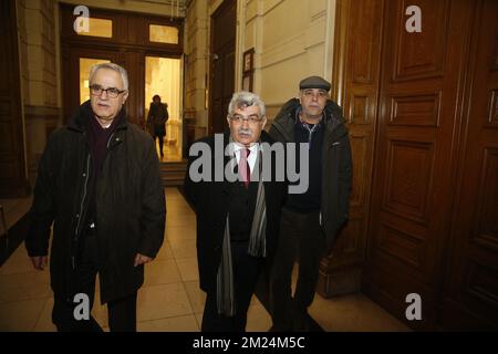 Remzi Kartal (L) et Zubeydir Aydar (C) photographiés après dans le cas du PKK (parti des travailleurs du Kurdistan) devant le Grand jury (Chambre des mises en accusation - Kamer van inbeschuldigingstelling) de Bruxelles, mardi 24 janvier 2017. Le procureur fédéral demande que 36 suspects et plantes soient jugés pour des activités terroristes. BELGA PHOTO NICOLAS MATERLINCK Banque D'Images