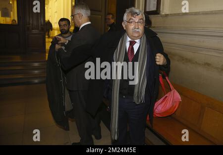 Remzi Kartal et Zubeydir Aydar photographiés après dans le cas du PKK (parti des travailleurs du Kurdistan) devant le Grand jury (Chambre des mises en accusation - Kamer van inbeschuldigingstelling) de Bruxelles, mardi 24 janvier 2017. Le procureur fédéral demande que 36 suspects et plantes soient jugés pour des activités terroristes. BELGA PHOTO NICOLAS MATERLINCK Banque D'Images