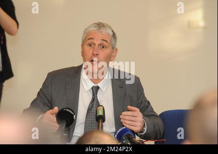 Le ministre wallon des pouvoirs locaux, des villes, du logement et de l'énergie, Paul Furlan, photographié lors d'une conférence de presse du ministre wallon des pouvoirs locaux, des villes, du logement et de l'énergie, Paul Furlan, autour du scandale Publifin jeudi 26 janvier 2017. Furlan a annoncé sa démission. BELGA PHOTO SOPHIE KIP Banque D'Images