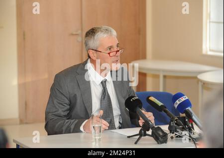 Le ministre wallon des pouvoirs locaux, des villes, du logement et de l'énergie, Paul Furlan, photographié lors d'une conférence de presse du ministre wallon des pouvoirs locaux, des villes, du logement et de l'énergie, Paul Furlan, autour du scandale Publifin jeudi 26 janvier 2017. Furlan a annoncé sa démission. BELGA PHOTO SOPHIE KIP Banque D'Images