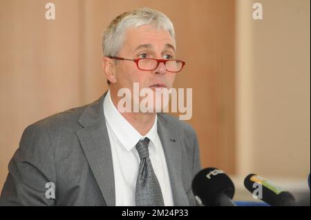 Le ministre wallon des pouvoirs locaux, des villes, du logement et de l'énergie, Paul Furlan, photographié lors d'une conférence de presse du ministre wallon des pouvoirs locaux, des villes, du logement et de l'énergie, Paul Furlan, autour du scandale Publifin jeudi 26 janvier 2017. Furlan a annoncé sa démission. BELGA PHOTO SOPHIE KIP Banque D'Images