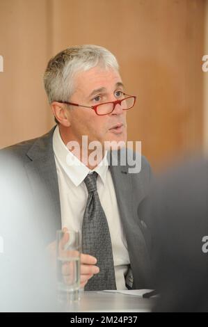 Le ministre wallon des pouvoirs locaux, des villes, du logement et de l'énergie, Paul Furlan, photographié lors d'une conférence de presse du ministre wallon des pouvoirs locaux, des villes, du logement et de l'énergie, Paul Furlan, autour du scandale Publifin jeudi 26 janvier 2017. Furlan a annoncé sa démission. BELGA PHOTO SOPHIE KIP Banque D'Images