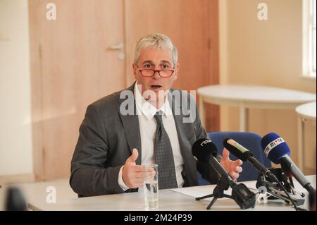 Le ministre wallon des pouvoirs locaux, des villes, du logement et de l'énergie, Paul Furlan, photographié lors d'une conférence de presse du ministre wallon des pouvoirs locaux, des villes, du logement et de l'énergie, Paul Furlan, autour du scandale Publifin jeudi 26 janvier 2017. Furlan a annoncé sa démission. BELGA PHOTO SOPHIE KIP Banque D'Images