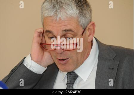Le ministre wallon des pouvoirs locaux, des villes, du logement et de l'énergie, Paul Furlan, photographié lors d'une conférence de presse du ministre wallon des pouvoirs locaux, des villes, du logement et de l'énergie, Paul Furlan, autour du scandale Publifin jeudi 26 janvier 2017. Furlan a annoncé sa démission. BELGA PHOTO SOPHIE KIP Banque D'Images