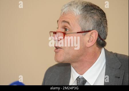 Le ministre wallon des pouvoirs locaux, des villes, du logement et de l'énergie, Paul Furlan, photographié lors d'une conférence de presse du ministre wallon des pouvoirs locaux, des villes, du logement et de l'énergie, Paul Furlan, autour du scandale Publifin jeudi 26 janvier 2017. Furlan a annoncé sa démission. BELGA PHOTO SOPHIE KIP Banque D'Images
