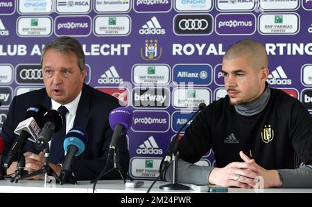 Herman Van Holsbeeck, le directeur d'Anderlecht, et Ruben Ivan Martinez Andrade, le nouveau gardien de but d'Anderlecht, photographiés lors d'une conférence de presse de l'équipe belge de football de première ligue RSC Anderlecht pour présenter leur dernier transfert, le vendredi 27 janvier 2017 à Bruxelles. Le gardien de but espagnol Ruben vient de Deportivo la Coruna sur une affaire de prêt. BELGA PHOTO ERIC LALMAND Banque D'Images