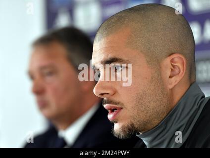 Herman Van Holsbeeck, le directeur d'Anderlecht, et Ruben Ivan Martinez Andrade, le nouveau gardien de but d'Anderlecht, photographiés lors d'une conférence de presse de l'équipe belge de football de première ligue RSC Anderlecht pour présenter leur dernier transfert, le vendredi 27 janvier 2017 à Bruxelles. Le gardien de but espagnol Ruben vient de Deportivo la Coruna sur une affaire de prêt. BELGA PHOTO ERIC LALMAND Banque D'Images