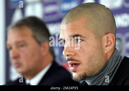 Herman Van Holsbeeck, le directeur d'Anderlecht, et Ruben Ivan Martinez Andrade, le nouveau gardien de but d'Anderlecht, photographiés lors d'une conférence de presse de l'équipe belge de football de première ligue RSC Anderlecht pour présenter leur dernier transfert, le vendredi 27 janvier 2017 à Bruxelles. Le gardien de but espagnol Ruben vient de Deportivo la Coruna sur une affaire de prêt. BELGA PHOTO ERIC LALMAND Banque D'Images