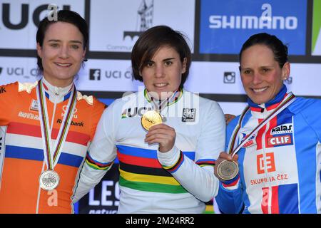 Marianne vos, Belge Sanne Cent et Katerina Nash tchèque célèbrent sur le podium après la course d'élite féminine aux championnats du monde en cyclocross ce week-end à Bieles, Luxembourg, samedi 28 janvier 2017. BELGA PHOTO DAVID STOCKMAN Banque D'Images