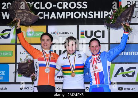 Marianne vos, Belge Sanne Cent et Katerina Nash tchèque célèbrent sur le podium après la course d'élite féminine aux championnats du monde en cyclocross ce week-end à Bieles, Luxembourg, samedi 28 janvier 2017. BELGA PHOTO DAVID STOCKMAN Banque D'Images