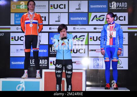 Marianne vos, Belge Sanne Cent et Katerina Nash tchèque célèbrent sur le podium après la course d'élite féminine aux championnats du monde en cyclocross ce week-end à Bieles, Luxembourg, samedi 28 janvier 2017. BELGA PHOTO DAVID STOCKMAN Banque D'Images