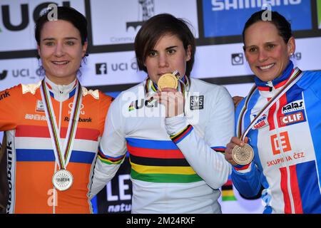 Marianne vos, Belge Sanne Cent et Katerina Nash tchèque célèbrent sur le podium après la course d'élite féminine aux championnats du monde en cyclocross ce week-end à Bieles, Luxembourg, samedi 28 janvier 2017. BELGA PHOTO DAVID STOCKMAN Banque D'Images