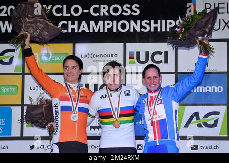 Marianne vos, Belge Sanne Cent et Katerina Nash tchèque célèbrent sur le podium après la course d'élite féminine aux championnats du monde en cyclocross ce week-end à Bieles, Luxembourg, samedi 28 janvier 2017. BELGA PHOTO DAVID STOCKMAN Banque D'Images