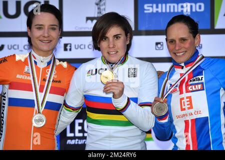 Marianne vos, Belge Sanne Cent et Katerina Nash tchèque célèbrent sur le podium après la course d'élite féminine aux championnats du monde en cyclocross ce week-end à Bieles, Luxembourg, samedi 28 janvier 2017. BELGA PHOTO DAVID STOCKMAN Banque D'Images