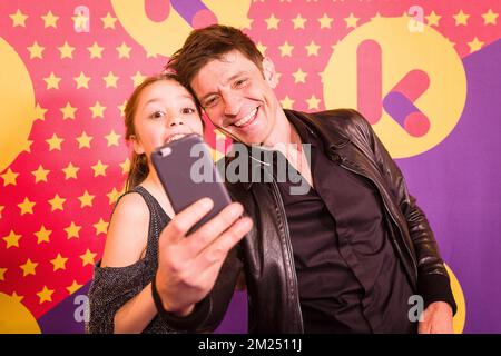 Le chanteur et présentateur de Clouseau, Koen Wauters et Zita, fille de Koen Wauters, photographiés lors du spectacle de remise des prix 'Gala van de Gouden K', organisé par la chaîne de télévision flamande pour enfants Ketnet, samedi 04 février 2017 à Bruxelles. BELGA PHOTO JAMES ARTHUR GEKIERE Banque D'Images