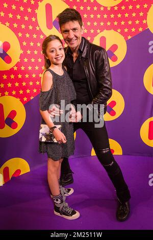 Le chanteur et présentateur de Clouseau, Koen Wauters et Zita, fille de Koen Wauters, photographiés lors du spectacle de remise des prix 'Gala van de Gouden K', organisé par la chaîne de télévision flamande pour enfants Ketnet, samedi 04 février 2017 à Bruxelles. BELGA PHOTO JAMES ARTHUR GEKIERE Banque D'Images