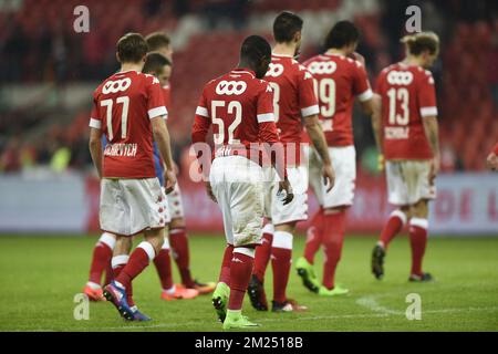 Les joueurs de Standard réagissent lors du match Jupiler Pro League entre Standard de Liège et KV Kortrijk, à Liège, samedi 04 février 2017, le 25 jour du championnat belge de football. BELGA PHOTO JOHN THYS Banque D'Images