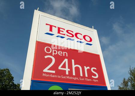 Basingstoke, Royaume-Uni - 2022 septembre : panneau de la station-service Tesco ouvert 24 heures sur 24, détaillant britannique de supermarchés Banque D'Images