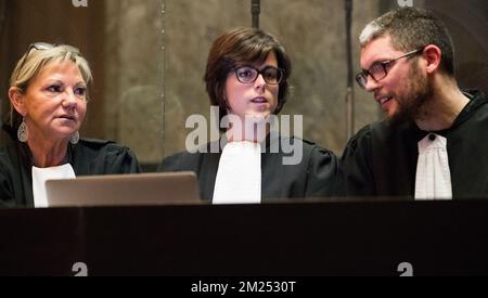 Avocat Carine Couquelet, avocat Virginie Taelman et avocat Romain Delcoigne photographié lors de la composition du jury avant le début du procès assourdi de Zahl Zakir et Bilal Haddouche devant le tribunal assourdi de Bruxelles-capitale pour le meurtre de Rogier à la station de métro en 2013, lundi 06 février 2017, À Bruxelles. Le principal suspect dans cette affaire de meurtre, amine Dahache, s'est enragé en Algérie et n'a jamais été extradé. La victime a été reconnue coupable de violence par le tribunal de Bruxelles contre l'un des trois accusés, ils ont décidé de se venger lorsqu'ils l'ont vu dans la station de métro dans la nuit tombée Banque D'Images