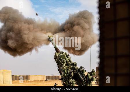 Centre de soutien à la mission, site Cona, Syrie. 4th décembre 2022. ÉTATS-UNIS Soldats de l'armée, affectés à Charlie Battery, 1st Bataillon, 134th Régiment d'artillerie de campagne, 37th équipe de combat de la Brigade d'infanterie, Garde nationale de l'Armée de l'Ohio, appuyant la Force opérationnelle interarmées combinée - opération Resolve inhérente, Tirer la première partie de la journée d'un Howitzer de M777 lors d'un exercice de répétition opérationnelle au site de soutien de la mission Conaco, Syrie, décembre. 4, 2022. Crédit : États-Unis Armée/ZUMA Press Wire Service/ZUMAPRESS.com/Alamy Live News Banque D'Images