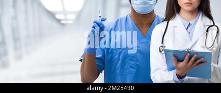 Bannière médicale. Deux médecins multiethniques portant un uniforme posant sur l'arrière-plan de la salle d'hôpital Banque D'Images
