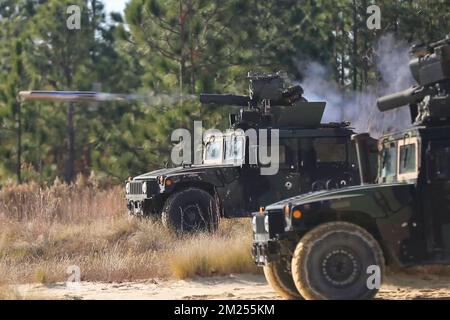 Fort Bragg, Caroline du Nord, États-Unis. 21st novembre 2022. Les parachutistes affectés au 2nd Bataillon, 325th Airborne Infantry Regiment, 2nd Brigade combat Team, 82nd Airborne Division, ont dirigé une aire de tir de missiles T.O.W. le 21 novembre 2022 à fort Bragg, en Caroline du Nord. Crédit : États-Unis Armée/ZUMA Press Wire Service/ZUMAPRESS.com/Alamy Live News Banque D'Images