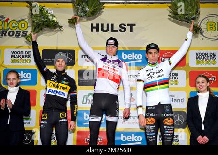 Lars néerlandais Van Der Haar, Mathieu Van Der Poel néerlandais et Wout Van Aert champion du monde belge célèbrent sur le podium après la course d'élite masculine de la Vestingcross (Brico Cross), compétition de cyclocross, à Hulst, aux pays-Bas, le dimanche 12 février 2017. BELGA PHOTO DAVID STOCKMAN Banque D'Images