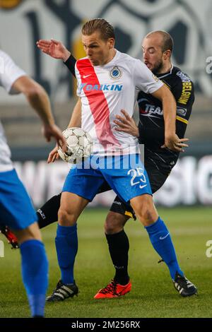 Rudy Ruud Vormer du Club et Steve de Ridder de Lokeren se battent pour le ballon lors du match Jupiler Pro League entre KSC Lokeren et le Club Brugge, à Lokeren, dimanche 12 février 2017, le 26 jour du championnat belge de football. BELGA PHOTO KURT DESPLENTER Banque D'Images